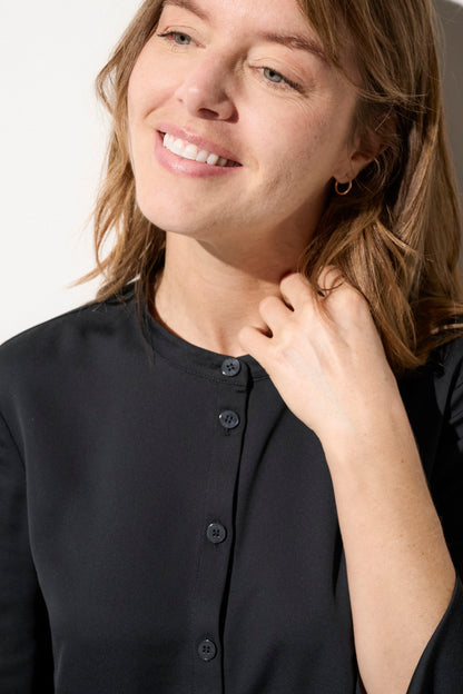 Blouse anti-UV noire UPF50+ pour femme, légère et élégante, parfaite pour une promenade ou un moment détente.