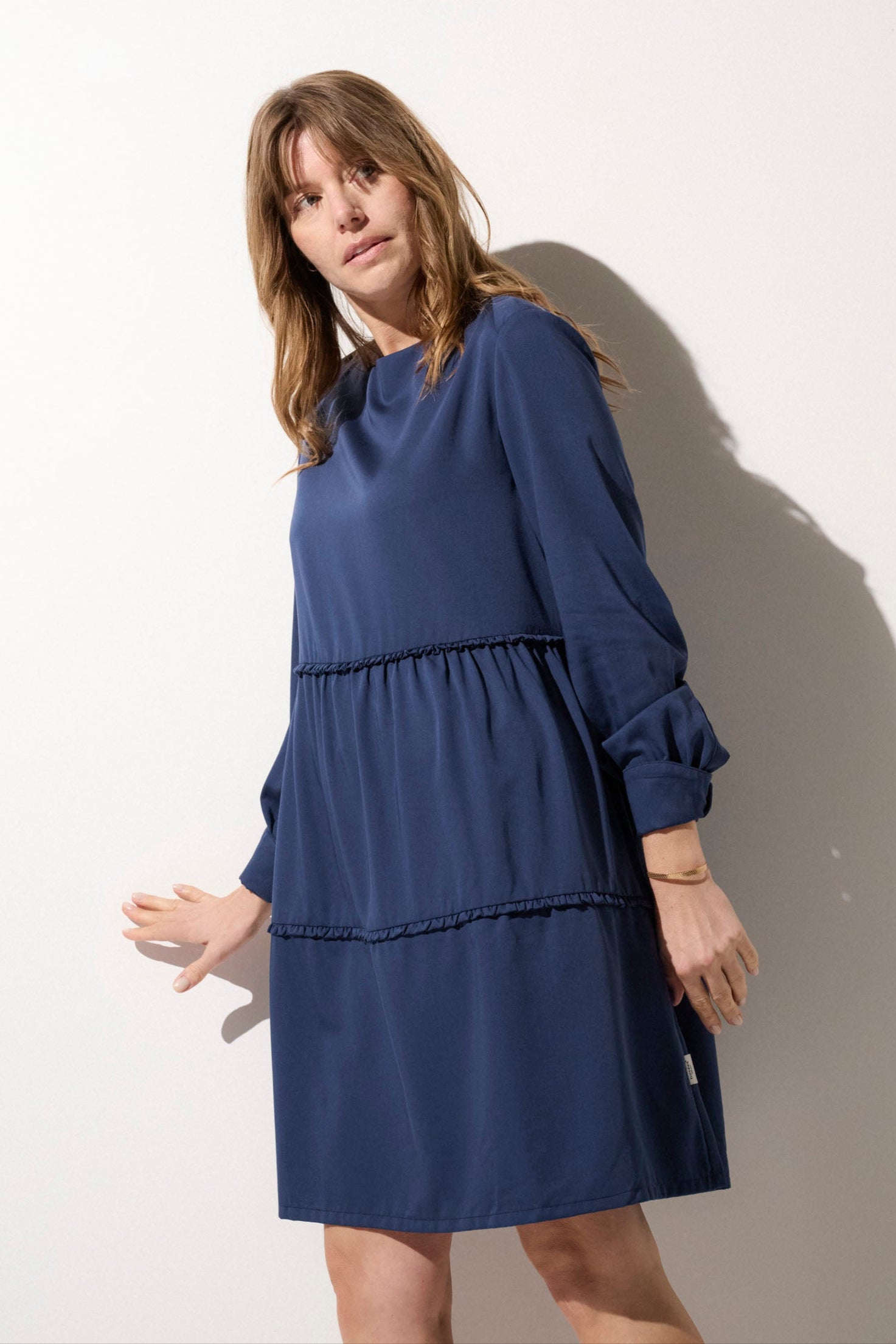 Robe anti-UV bleue pour femme, légère et élégante, offrant une protection solaire UPF50+ pour des sorties ensoleillées.