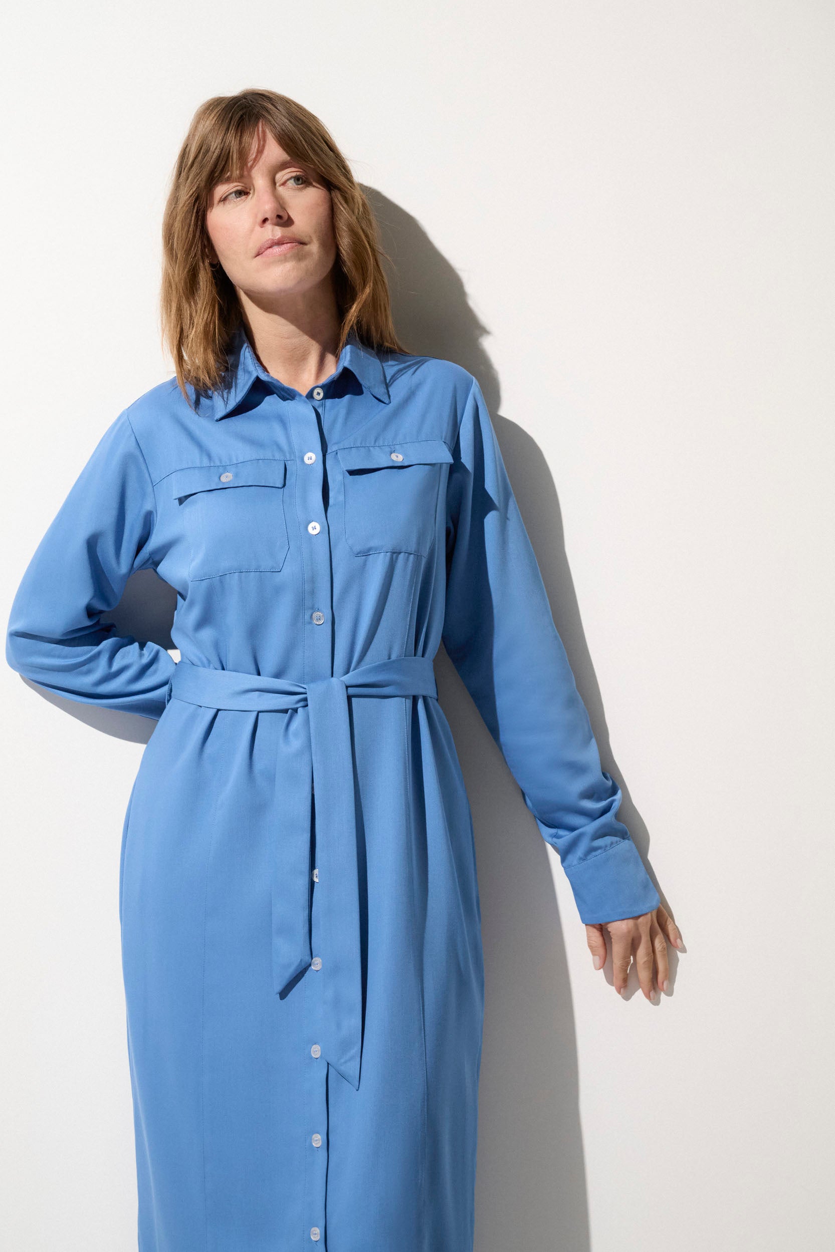 Robe chemise anti-UV bleue UPF50+ pour femme, élégante et légère, idéale pour une journée ensoleillée.