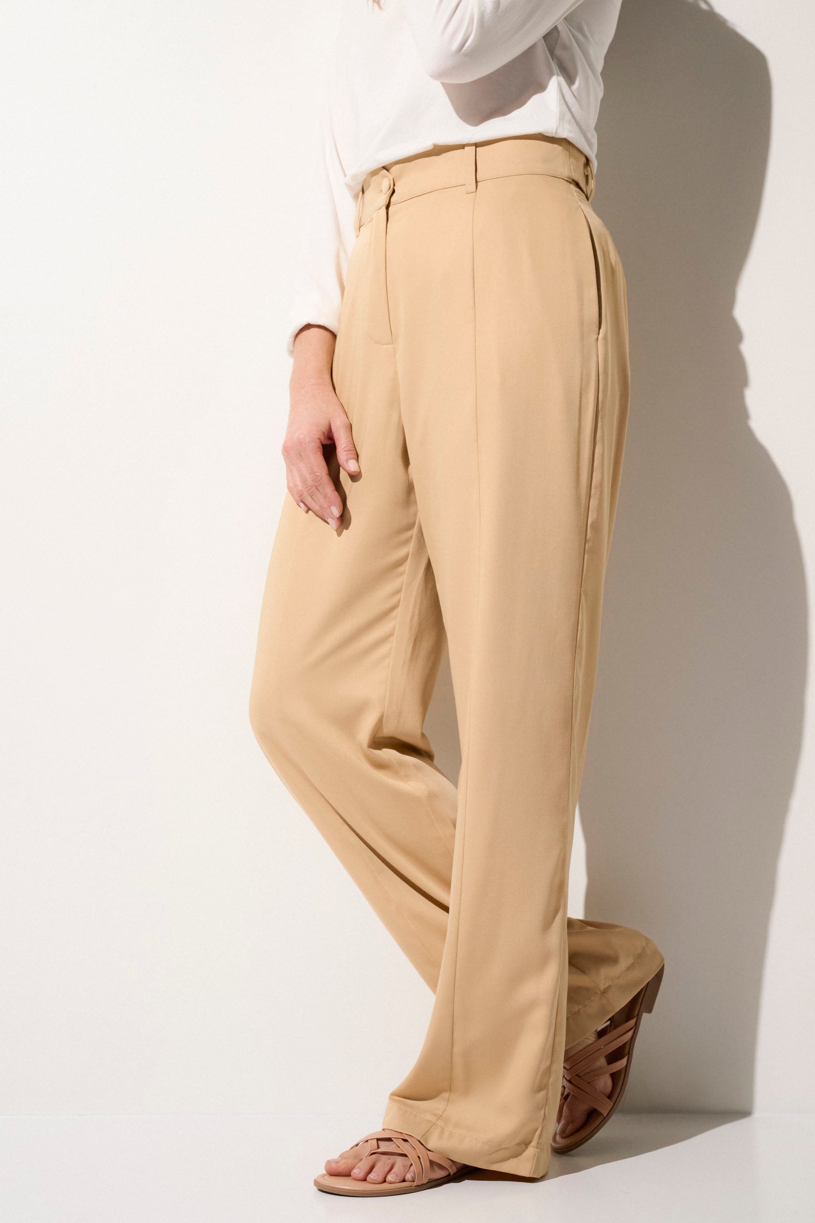 Pantalon anti-UV beige pour femme, élégant et léger, idéal pour la protection solaire quotidienne avec UPF50+.