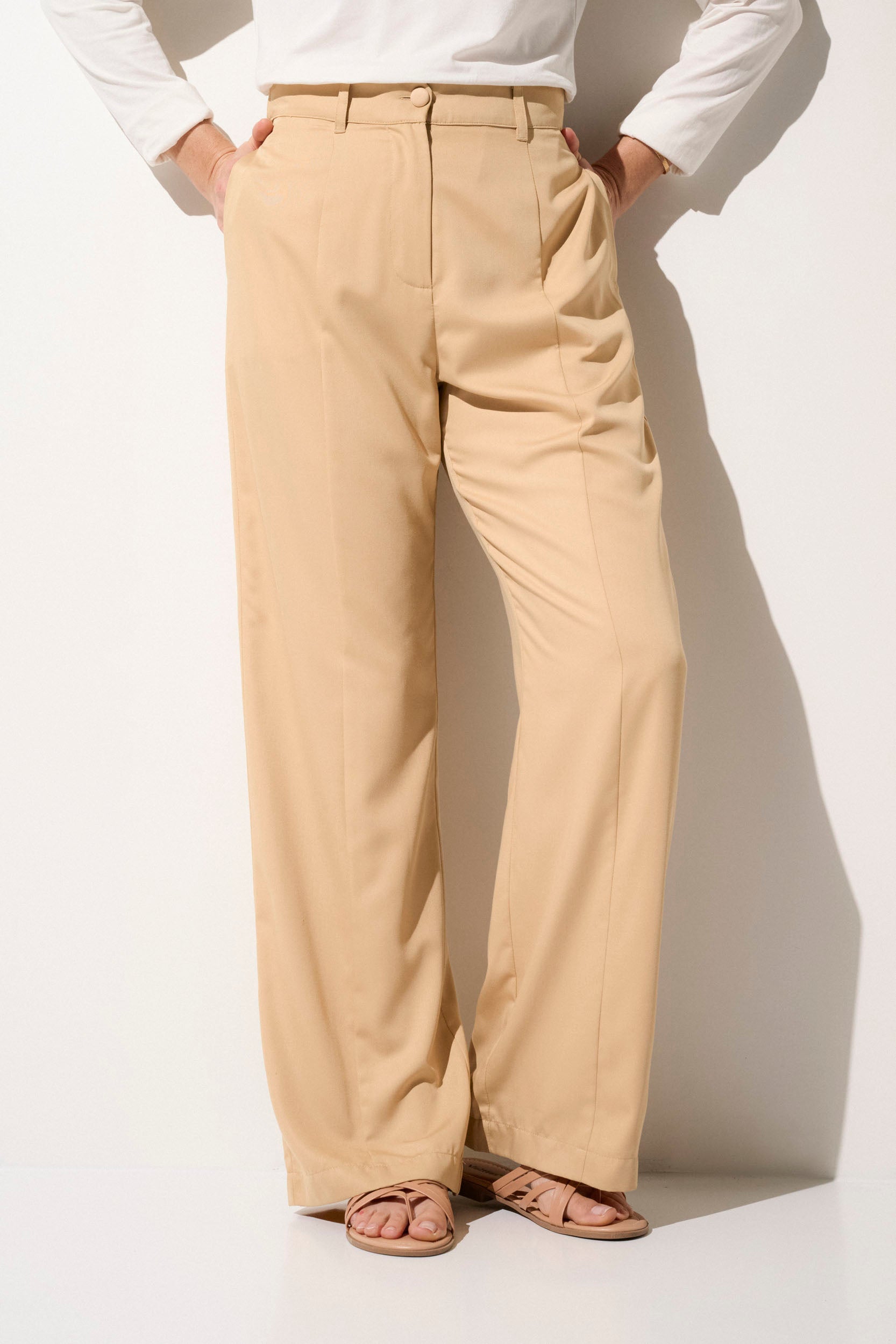 Pantalon anti-UV beige UPF50+ pour femme, élégant et confortable pour une protection solaire quotidienne.