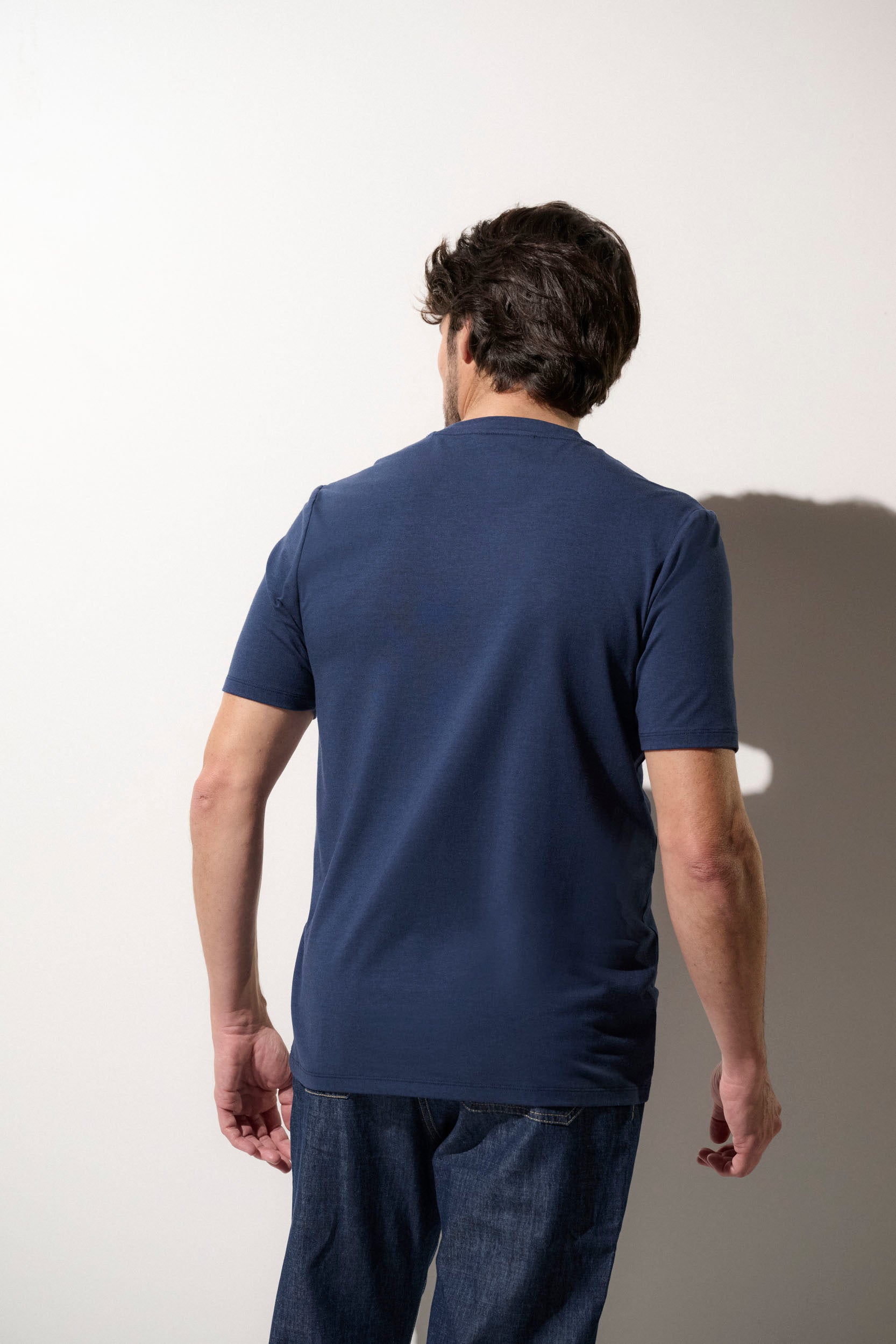 T-shirt anti-UV bleu pour homme, léger et élégant, parfait pour les journées ensoleillées avec protection UPF50+.