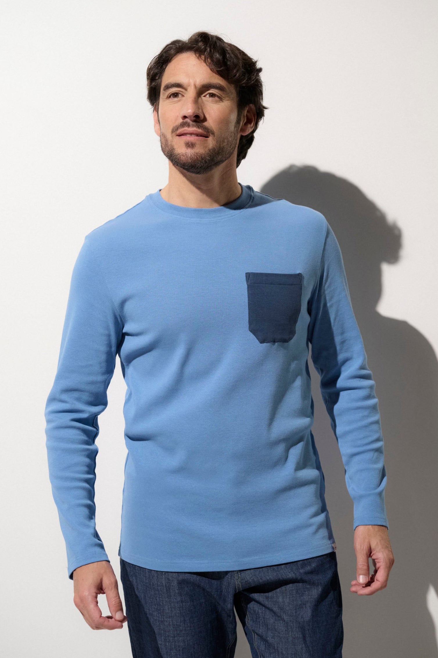 T-shirt anti-UV bleu pour homme, léger et pratique, offrant une protection solaire UPF50+.