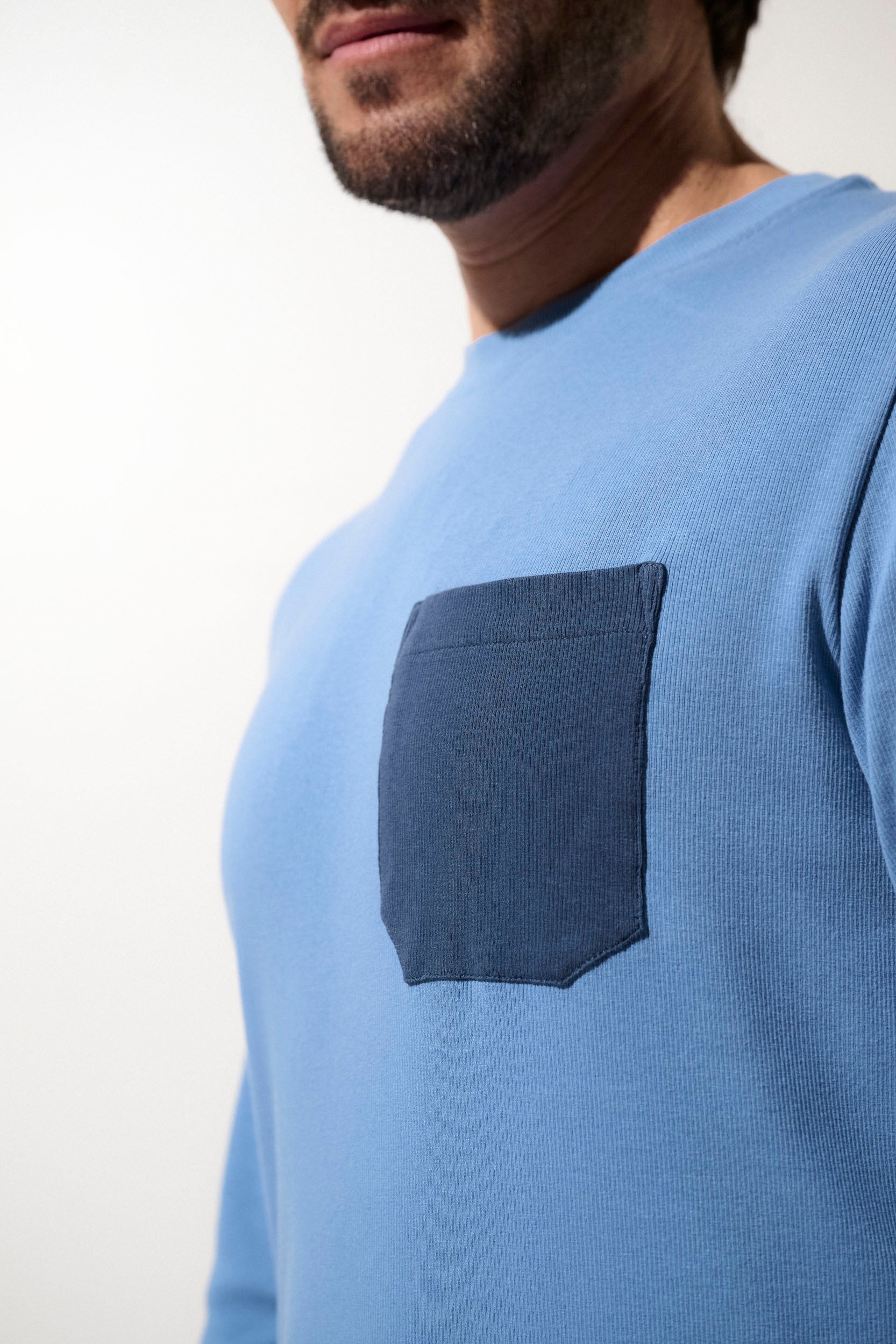 T-shirt anti-UV bleu pour homme avec poche, léger et pratique pour une protection solaire quotidienne.