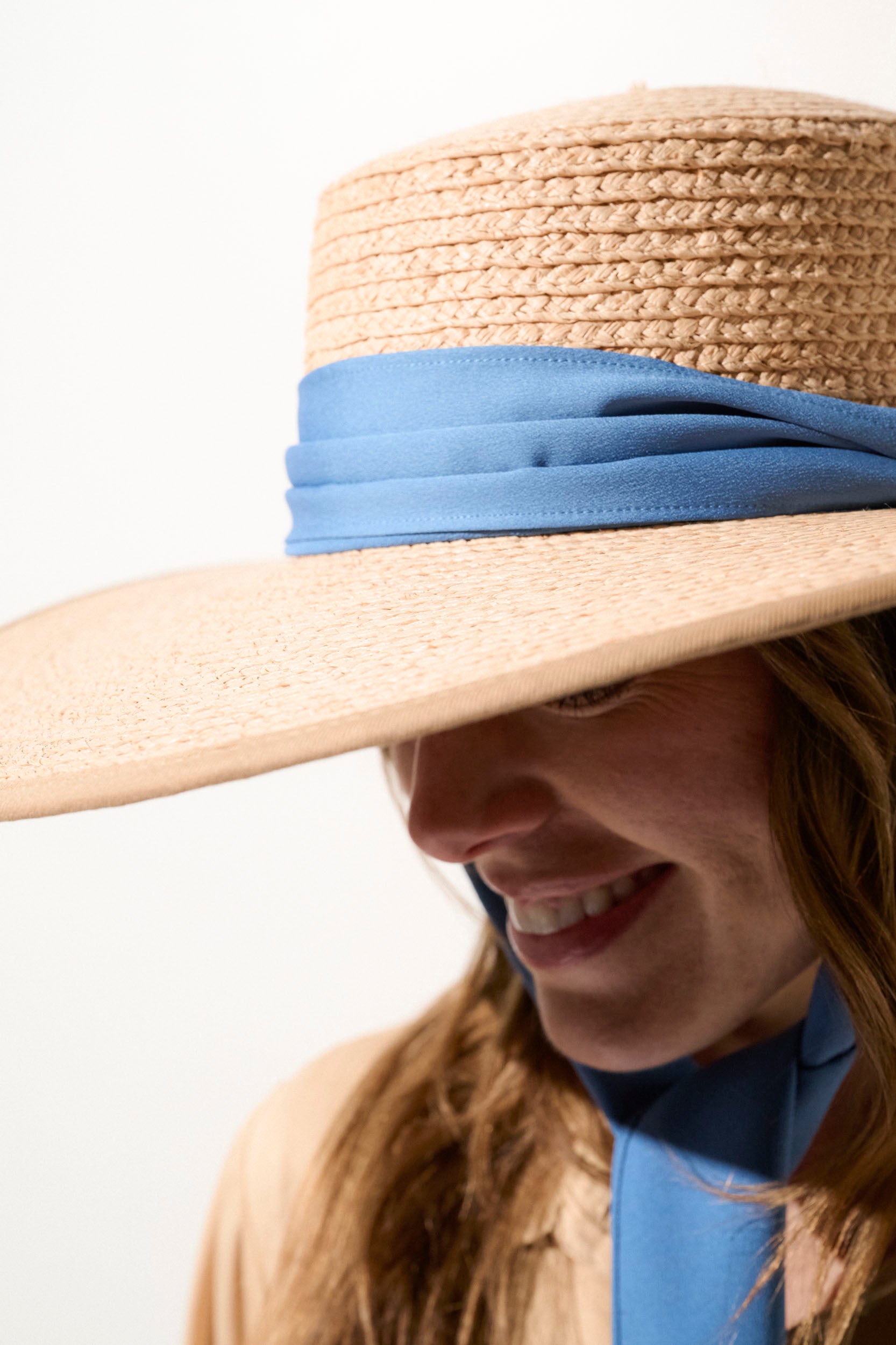 Chapeau anti-UV marron clair avec bande bleue, conçu pour femmes, offrant protection solaire UPF 50+.