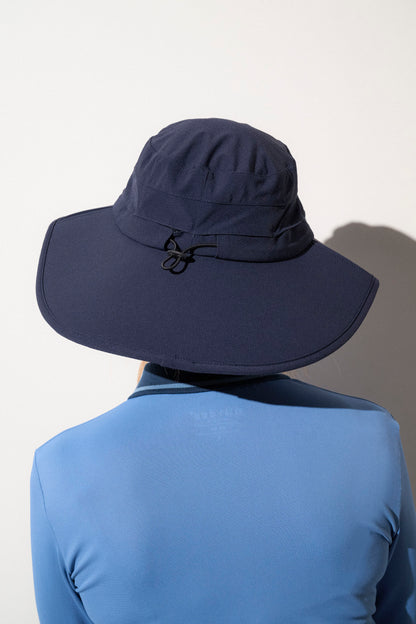 Chapeau anti-UV bleu marine UPF50+ adapté pour femme, léger et respirant pour une protection solaire au quotidien.