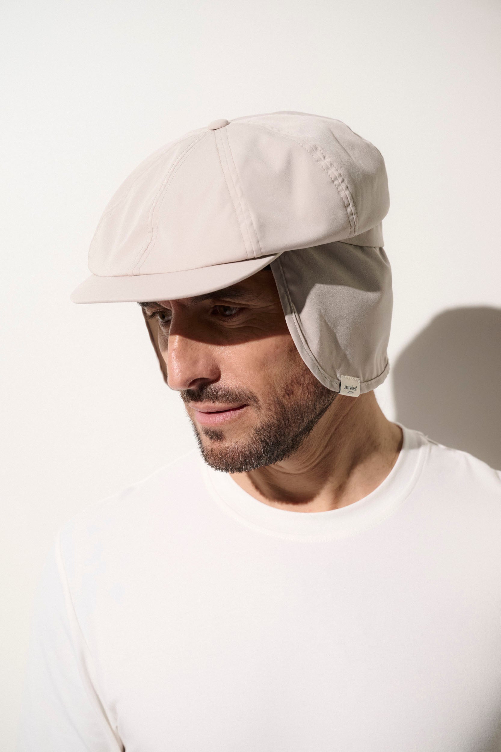 Casquette gavroche anti-UV beige pour homme, légère, avec protection UPF 50+, idéale pour se protéger au soleil.