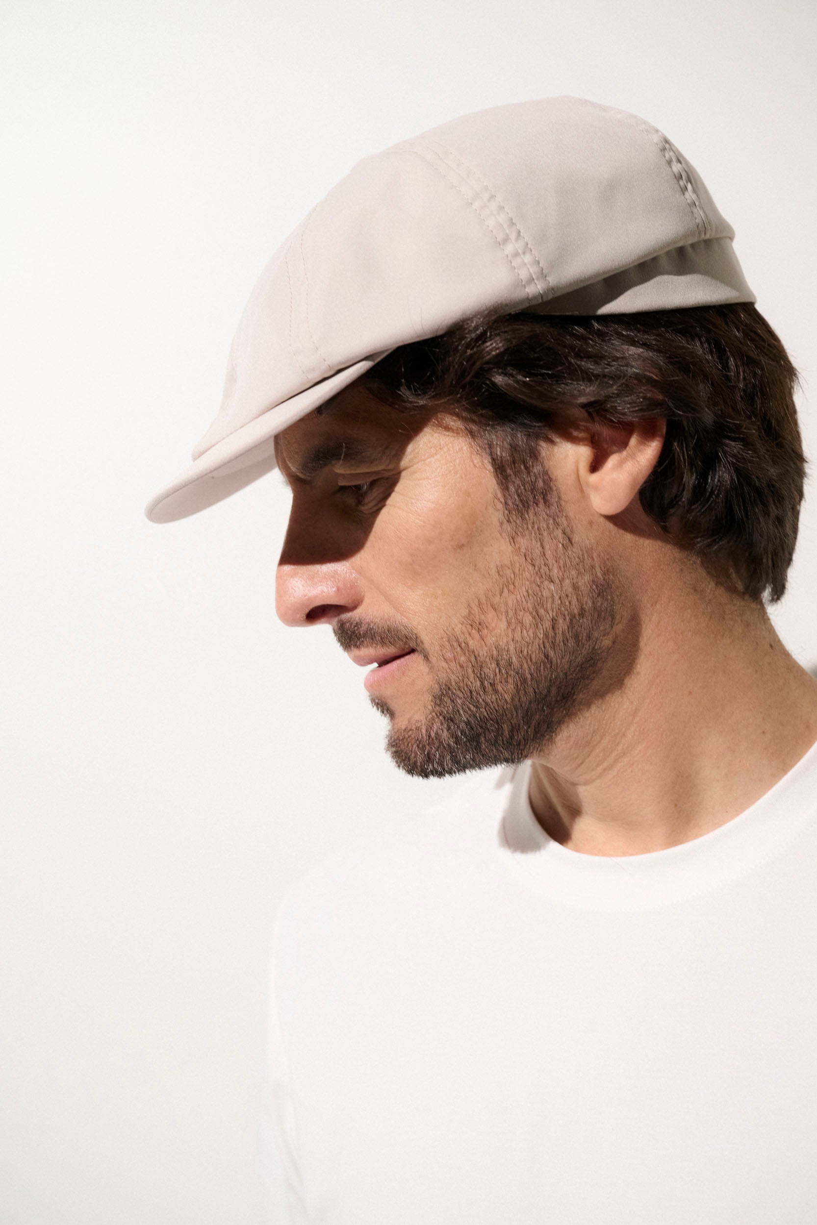 Casquette gavroche anti-UV beige pour homme, légère et élégante, offrant une protection solaire UPF50+.