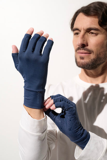 Mitaines anti-UV navies pour homme, offrant confort et protection solaire UPF 50+, idéales pour activités extérieures.