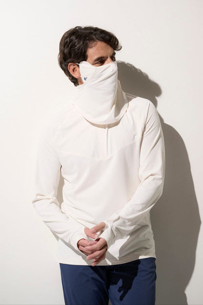 Homme portant un masque anti-UV blanc UPF50+, léger et respirant, idéal pour des activités sportives en plein air.