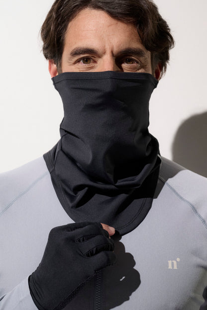 Homme portant un tour de cou anti-UV noir UPF50+, idéal pour activités sportives et protection solaire.