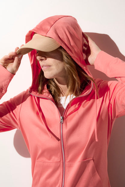 Femme portant un sweat-shirt anti-UV rose UPF50+, idéal pour une protection solaire décontractée.