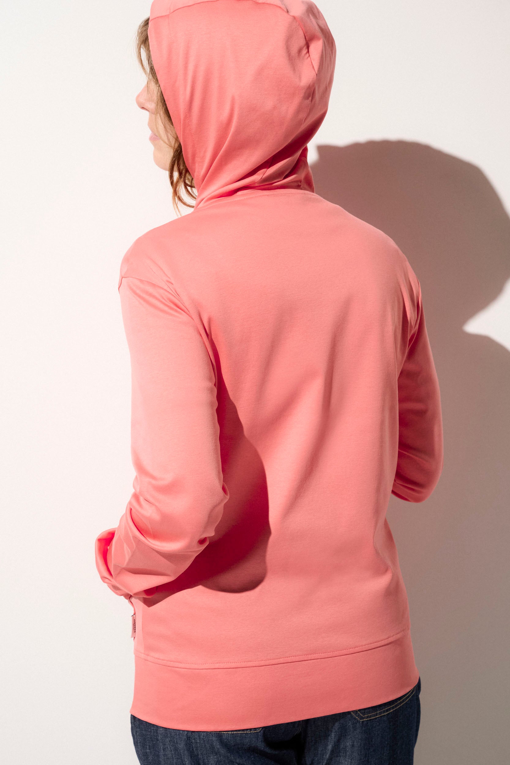 Sweat-shirt anti-UV rose pour femme, UPF50+, idéal pour une protection solaire décontractée en extérieur.