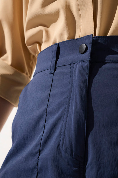 Pantalon anti-UV bleu marine pour femme, léger et élégant, parfait pour les activités en plein air avec protection UPF 50+.