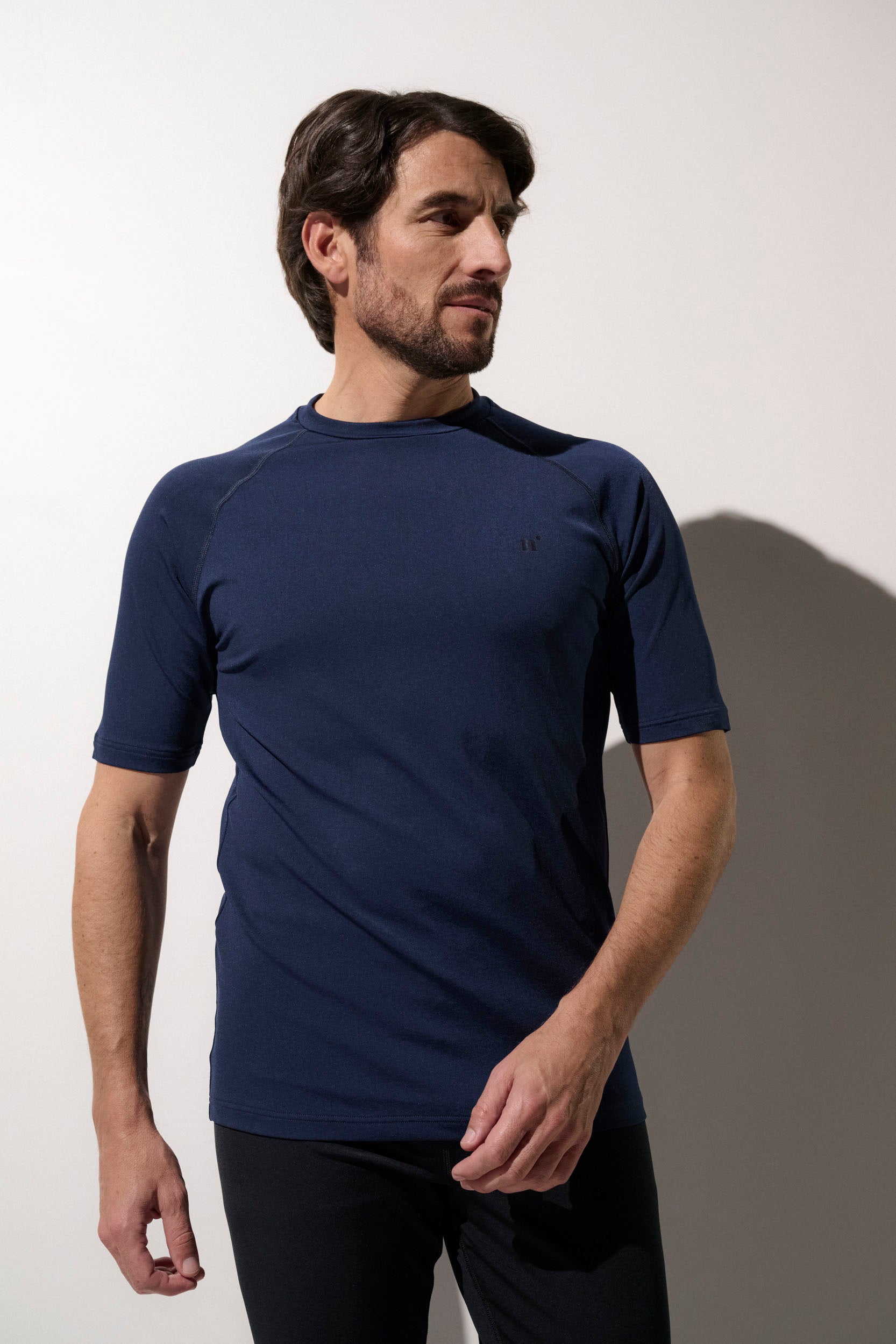 T-shirt de bain anti-UV pour homme en bleu marine, léger et UPF 50+, idéal pour les activités aquatiques.