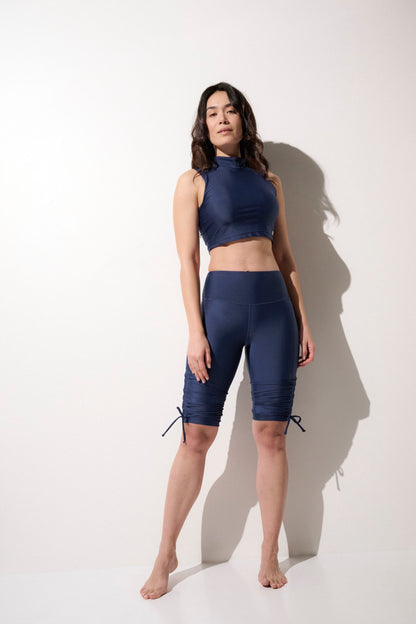 Legging de bain anti-UV navy UPF50+ pour femme, offrant confort et protection solaire à la plage.