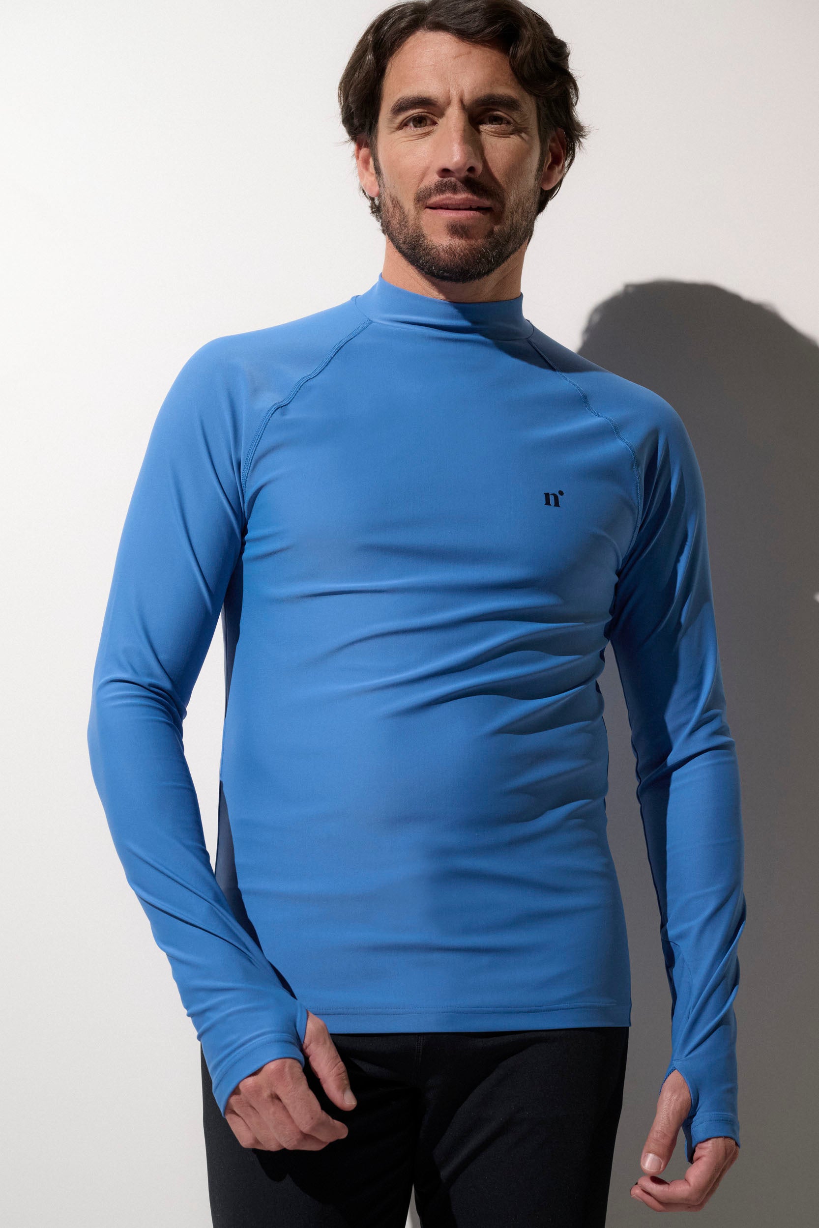 T-shirt de bain anti-UV bleu pour homme, léger et respirant, idéal pour des activités aquatiques au soleil. UPF 50+.