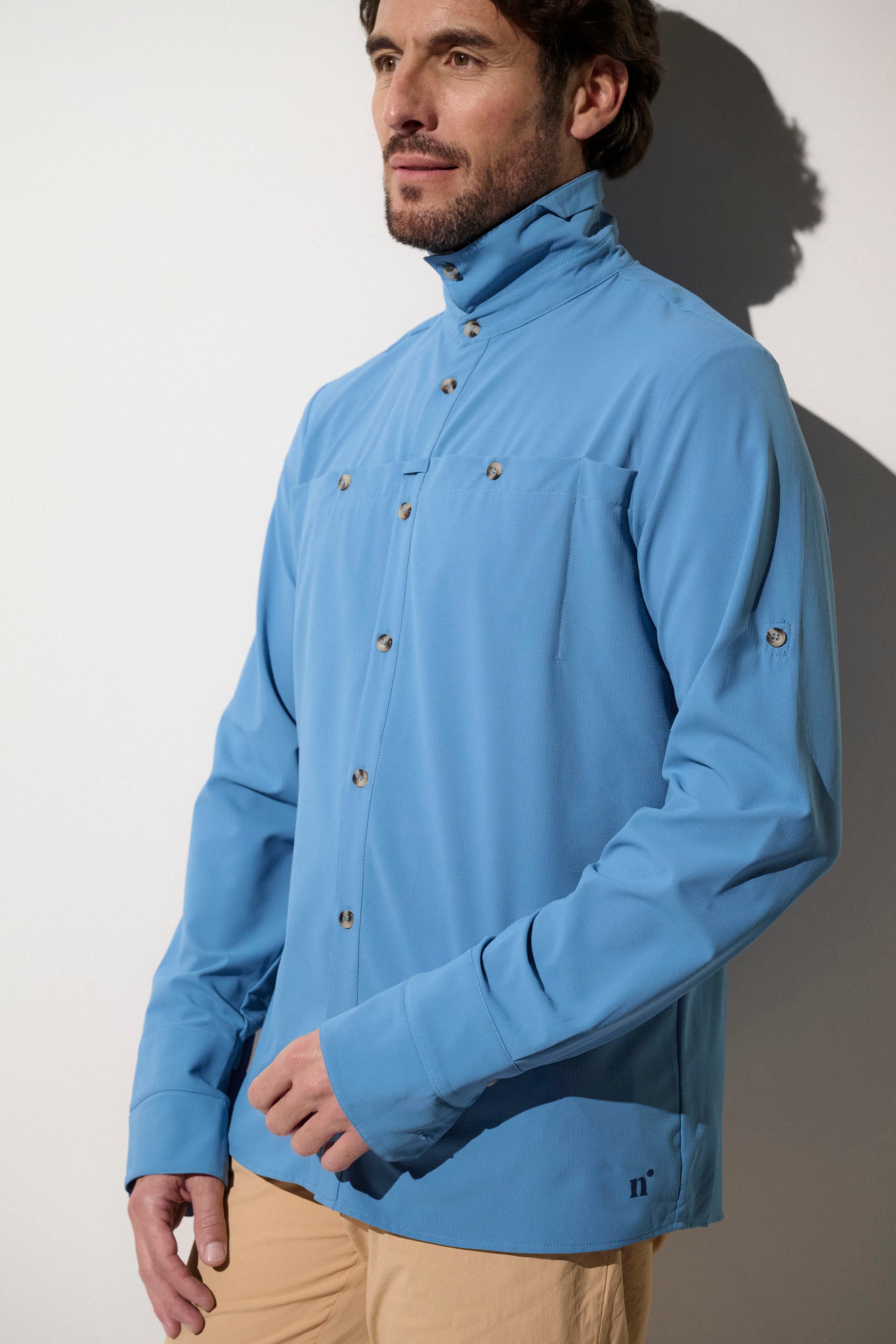 Chemise anti-UV bleu pour homme, légère et respirante, idéale pour les activités de plein air avec protection UPF 50+.