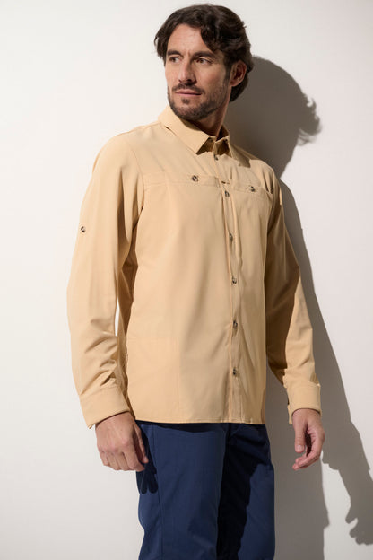 Chemise anti-UV beige UPF50+ pour homme, légère et confortable pour les activités en plein air.