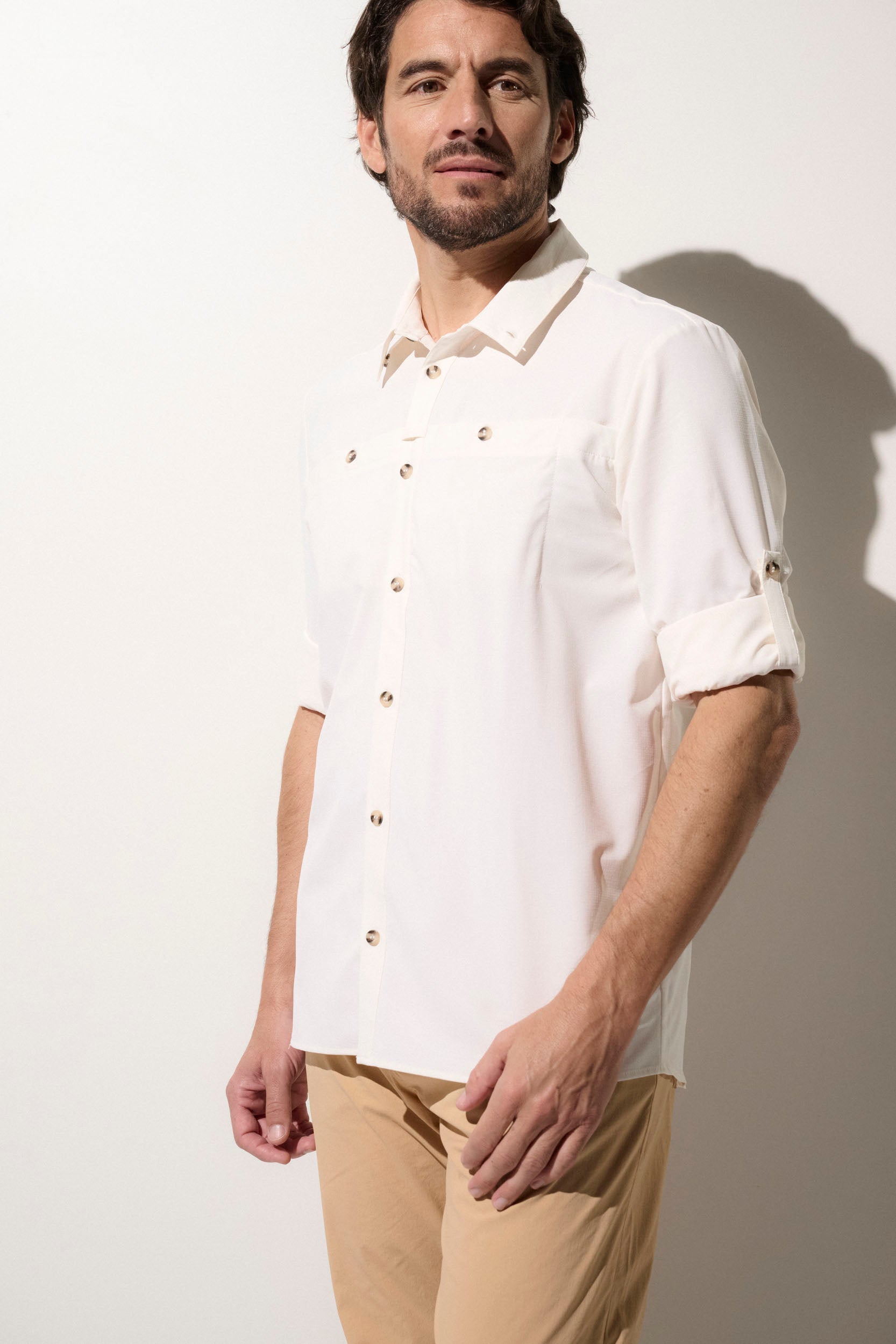 Chemise anti-UV blanche UPF50+ pour homme, légère et confortable, idéale pour des aventures en plein air.