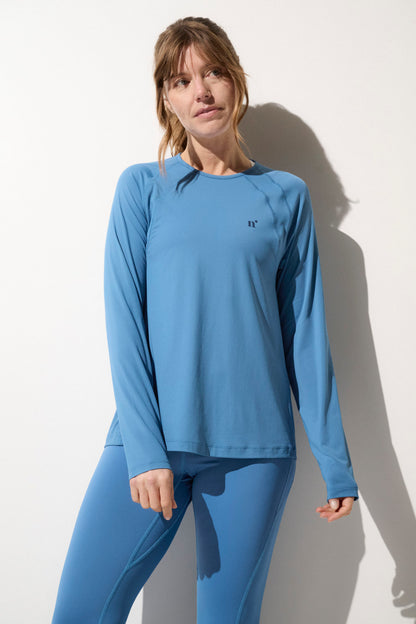 T-shirt anti-UV bleu pour femme, léger et respirant, UPF 50+, idéal pour les activités sportives ensoleillées.