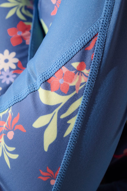 Veste de bain anti-UV bleue à fleurs pour femme, légèreté et confort, idéale pour les activités aquatiques.