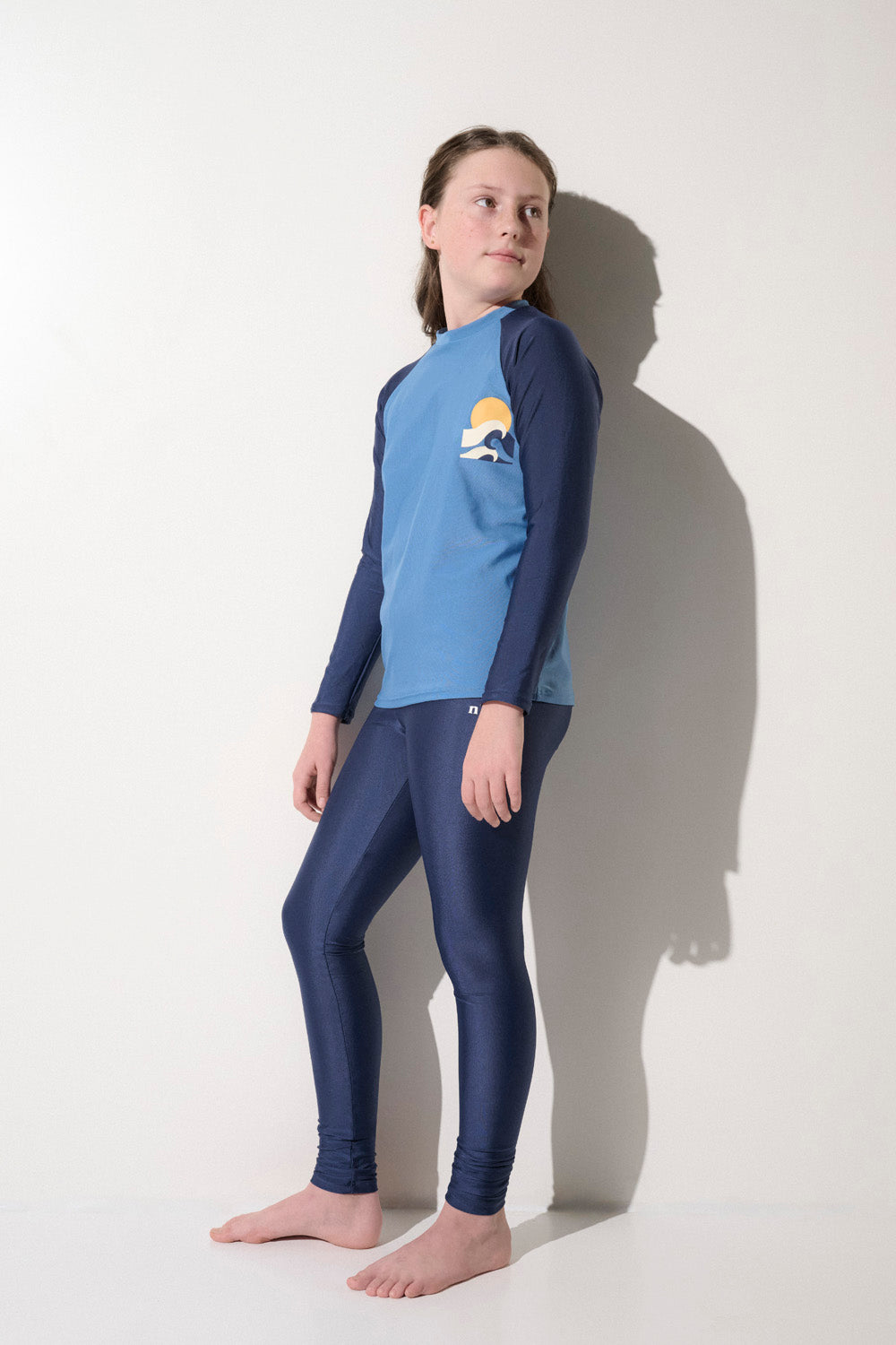 T-shirt de bain anti-UV bleu pour enfant, manches longues, UPF 50+, idéal pour la plage ou la piscine.