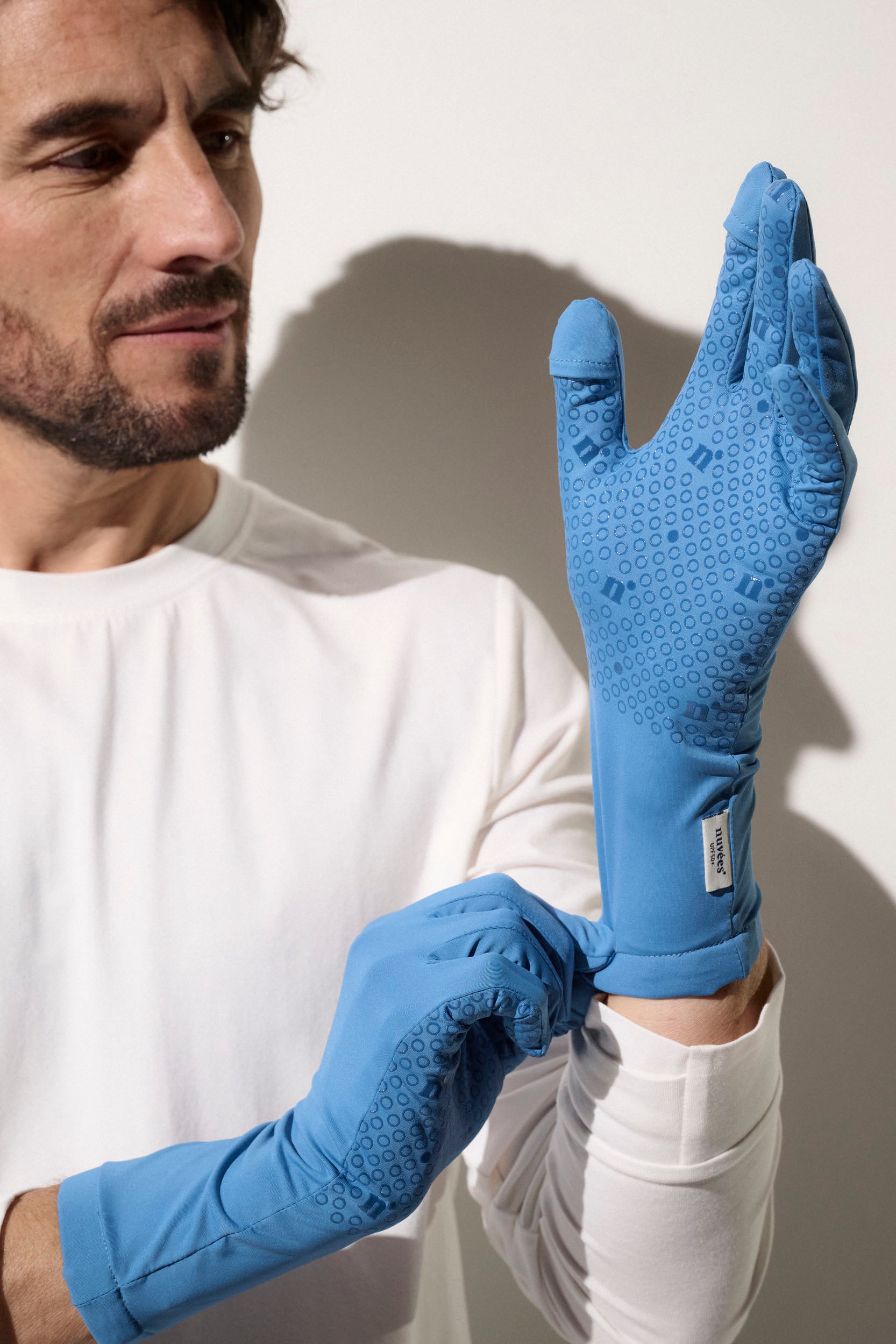 Gants anti-UV bleus pour homme, offrant protection solaire UPF50+ et confort lors des activités en extérieur.