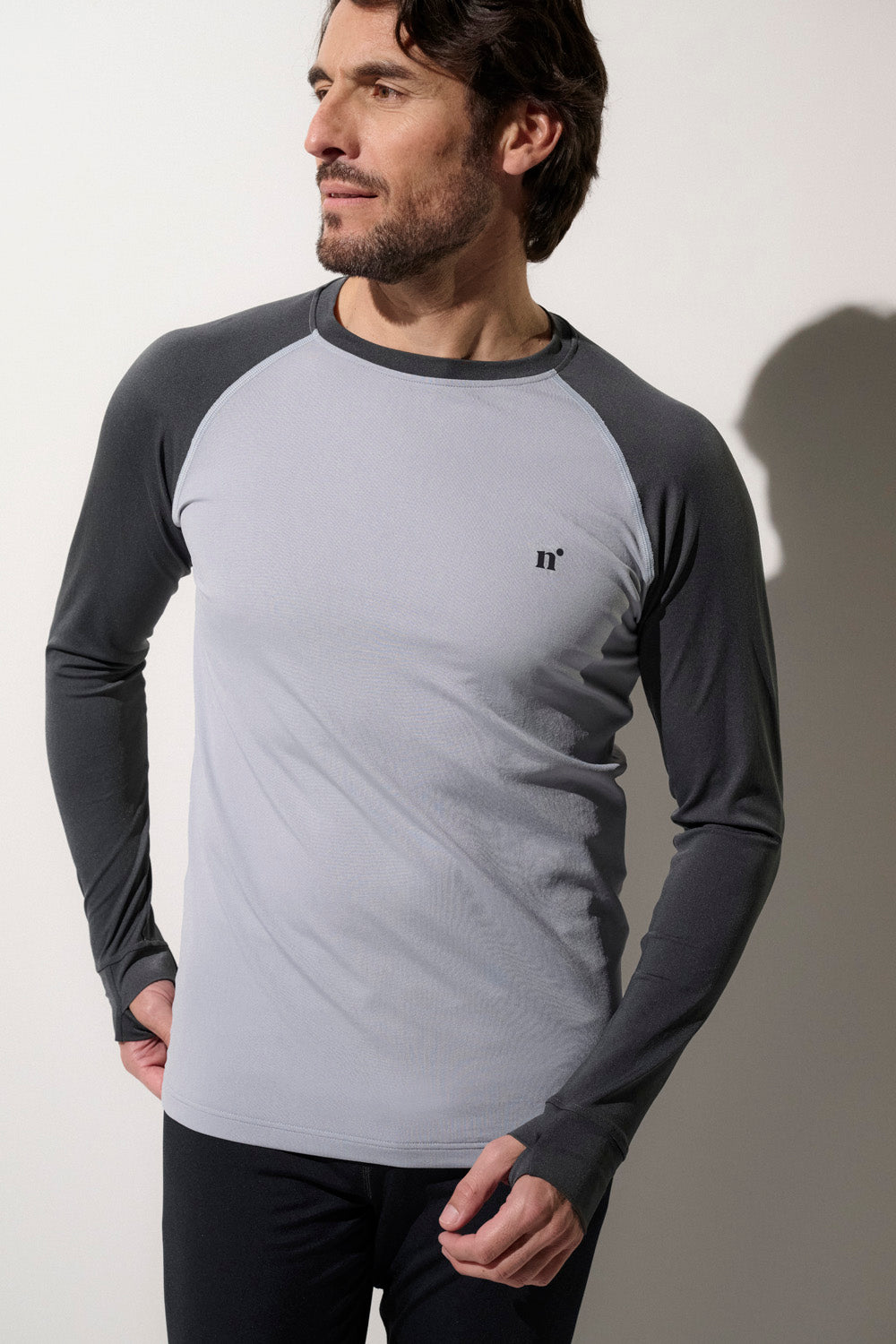 T-shirt de bain anti-UV pour homme en gris, UPF 50+, idéal pour la pratique d'activités aquatiques.