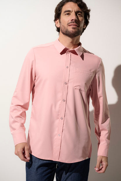 Chemise anti-UV rose pour homme, légère et élégante, offrant une protection solaire UPF50+ pour les sorties en extérieur.