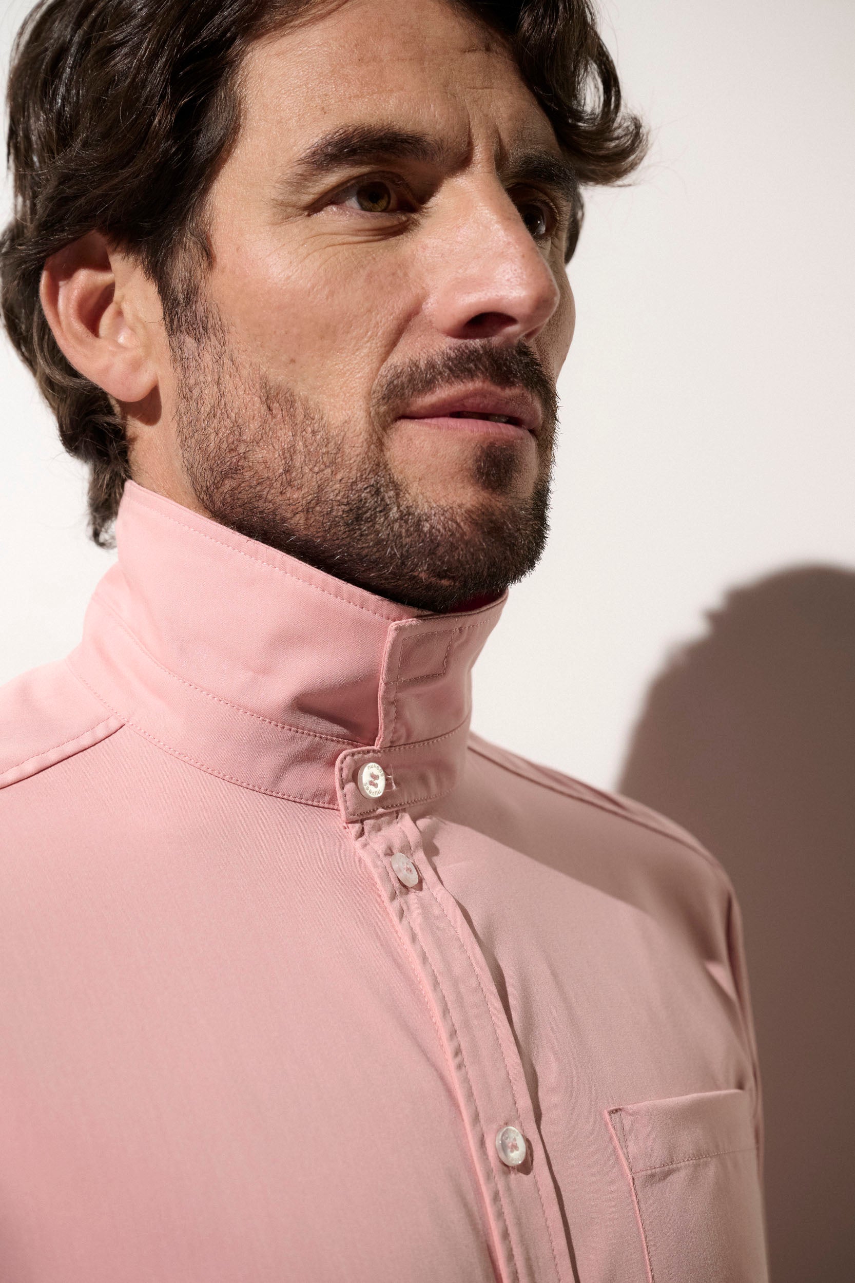 Chemise anti-UV rose UPF50+ pour homme, avec col relevé pour une protection solaire optimale.