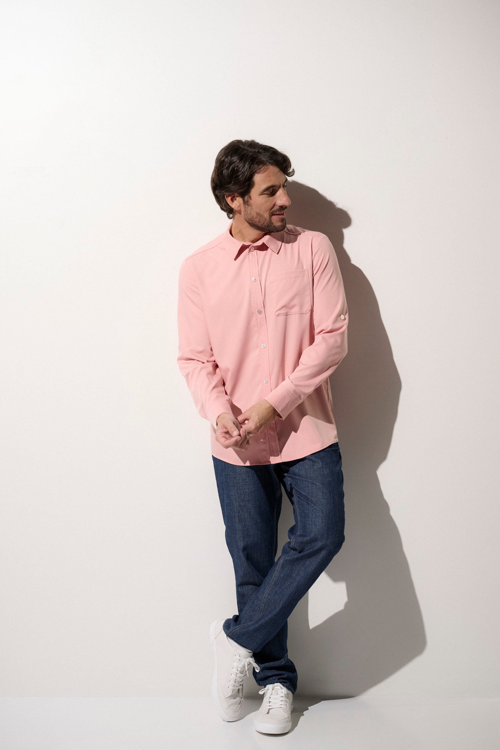 Chemise anti-UV rose pour homme, avec manches longues, offrant une protection solaire UPF50+, idéale pour les sorties en extérieur.