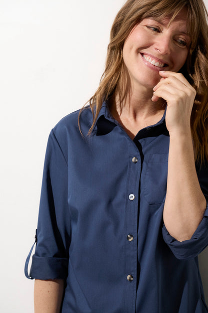 Chemise anti-UV bleu marine pour femme, légère et élégante, avec manches retroussées pour une protection solaire UPF50+.