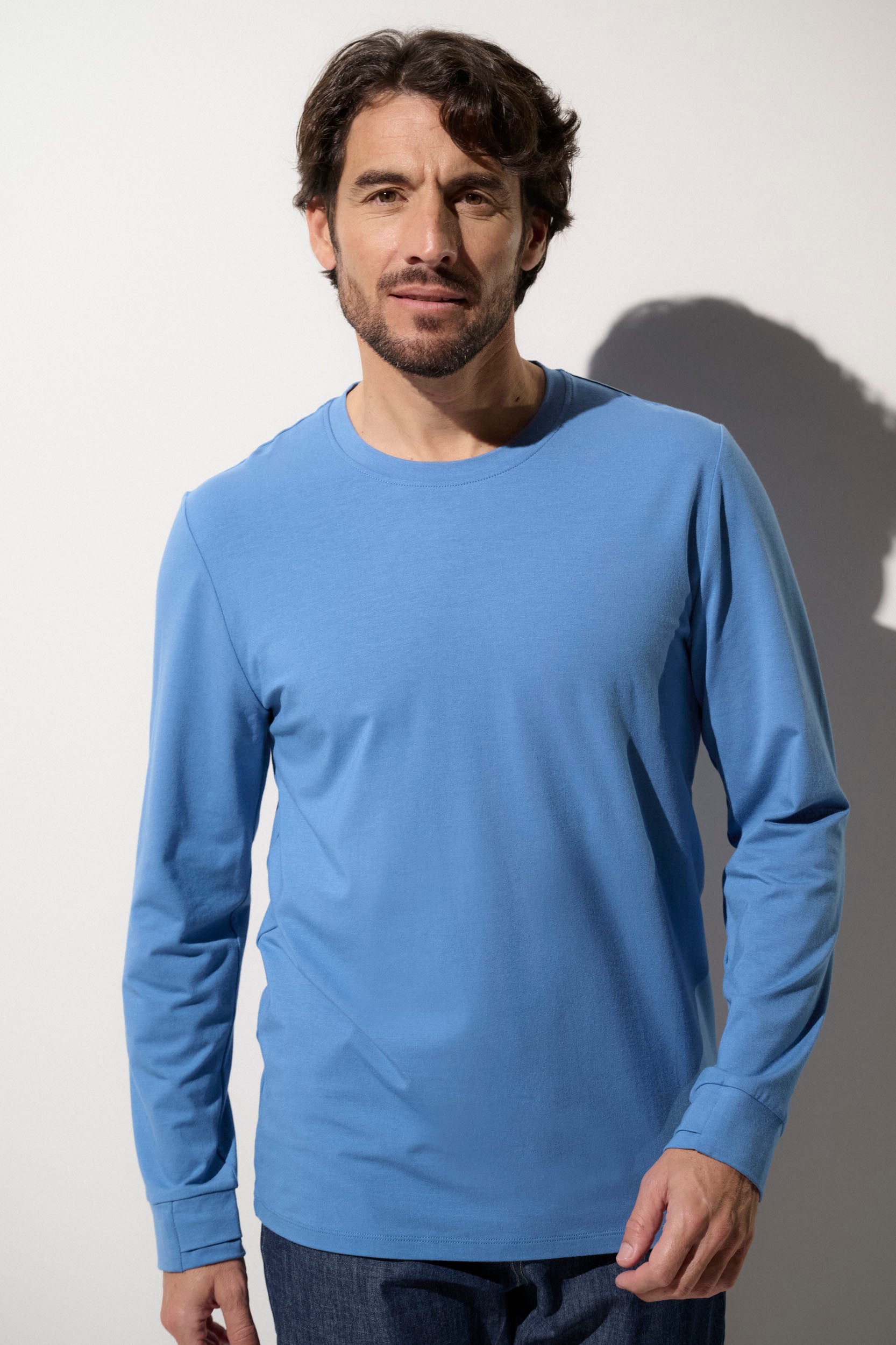 T-shirt anti-UV bleu à manches longues pour homme, léger et UPF 50+, idéal pour les activités extérieures.