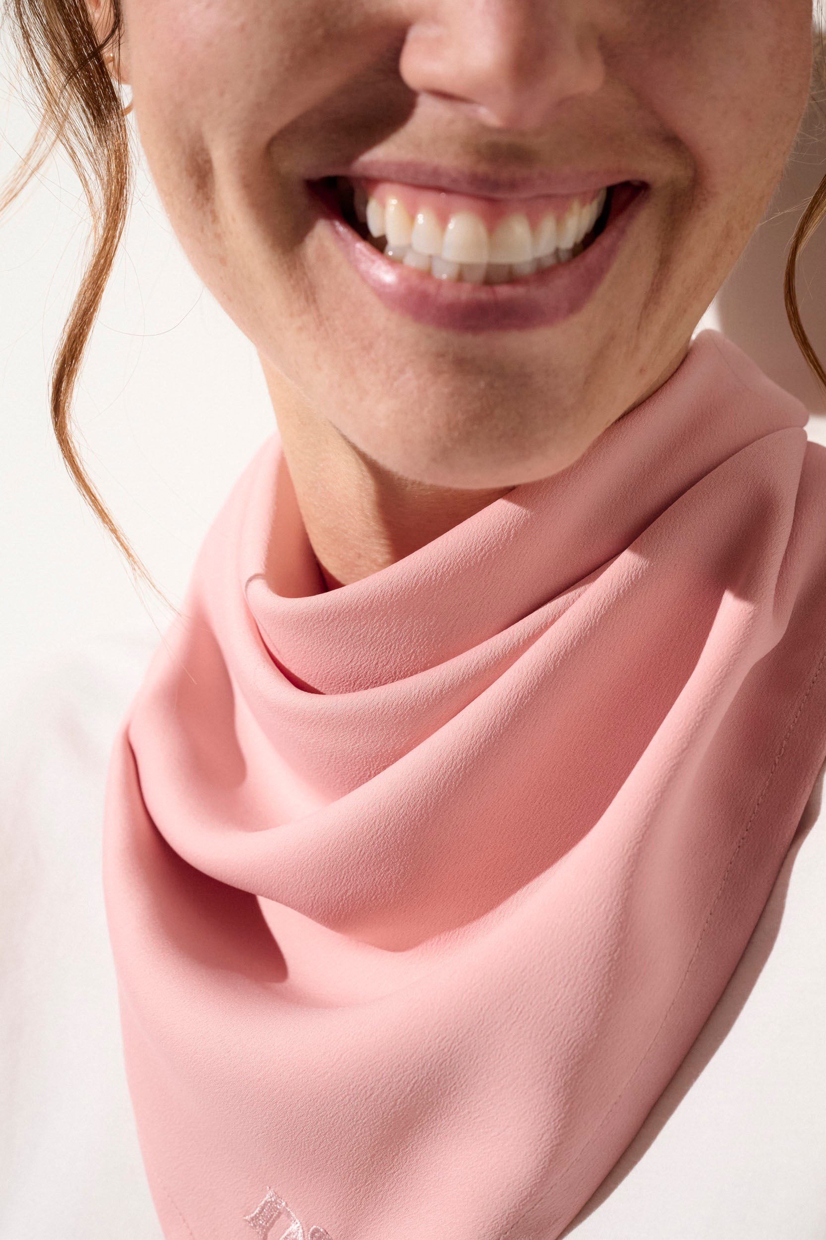 Foulard anti-UV rose Macaron Glacé pour femme, élégant et léger avec protection solaire UPF50+.