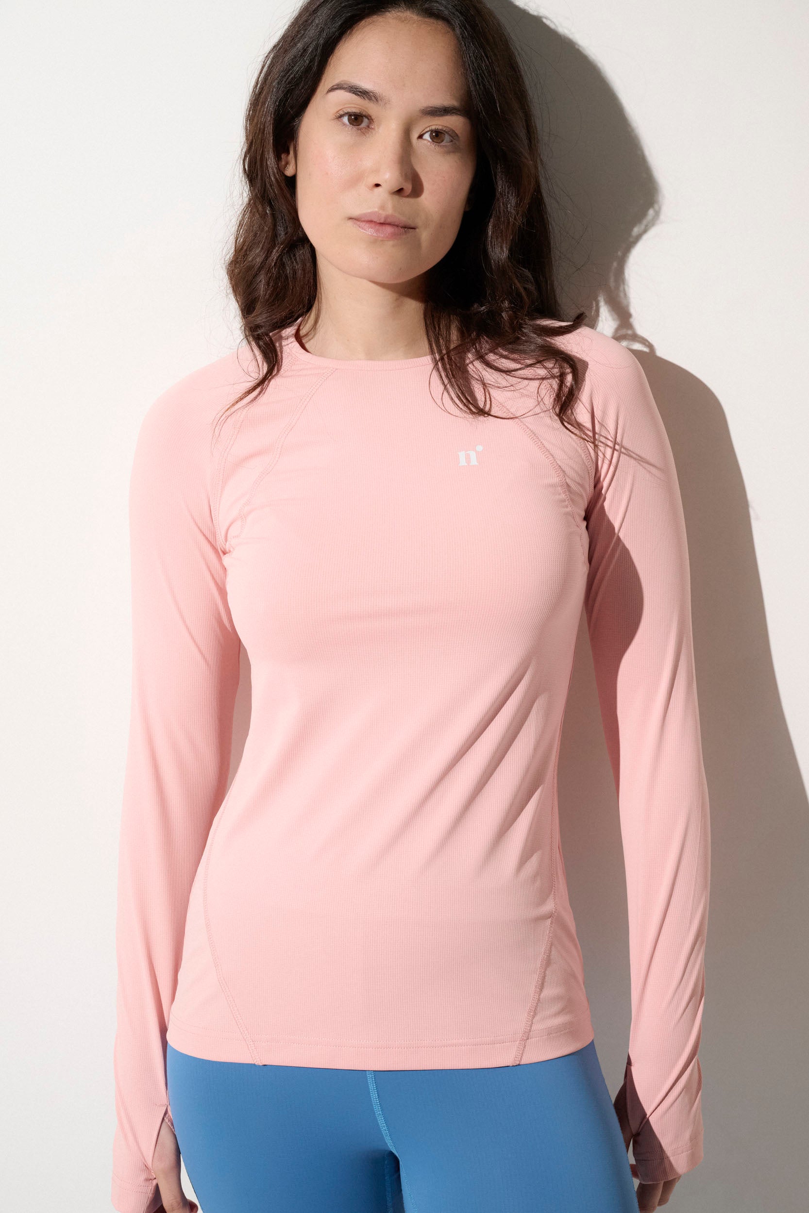 T-shirt anti-UV rose pour femme, léger et respirant, UPF 50+, idéal pour les activités sportives en extérieur.