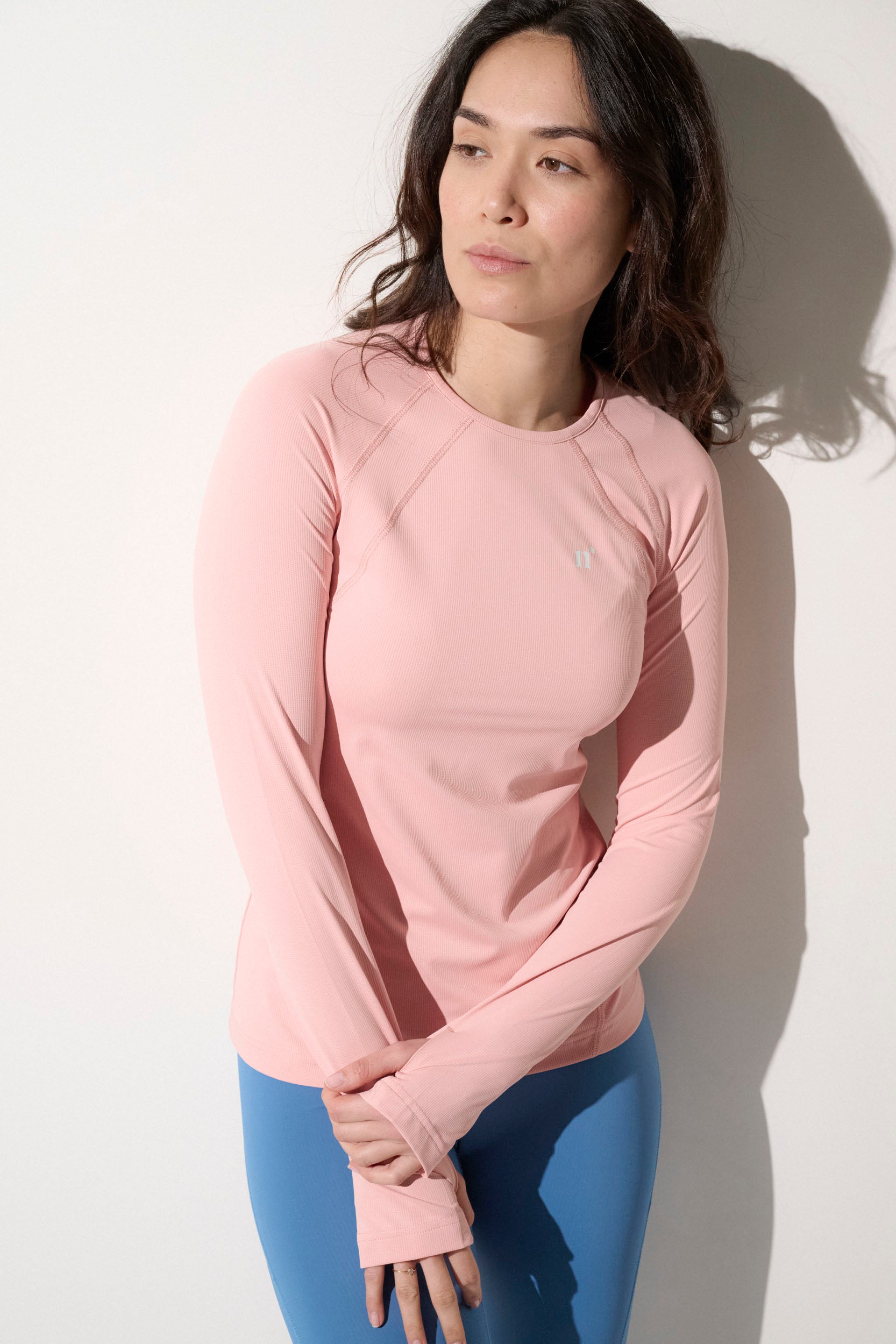 T-shirt anti-UV rose pour femme, manches longues, UPF 50+, idéal pour le sport en extérieur et la protection solaire.