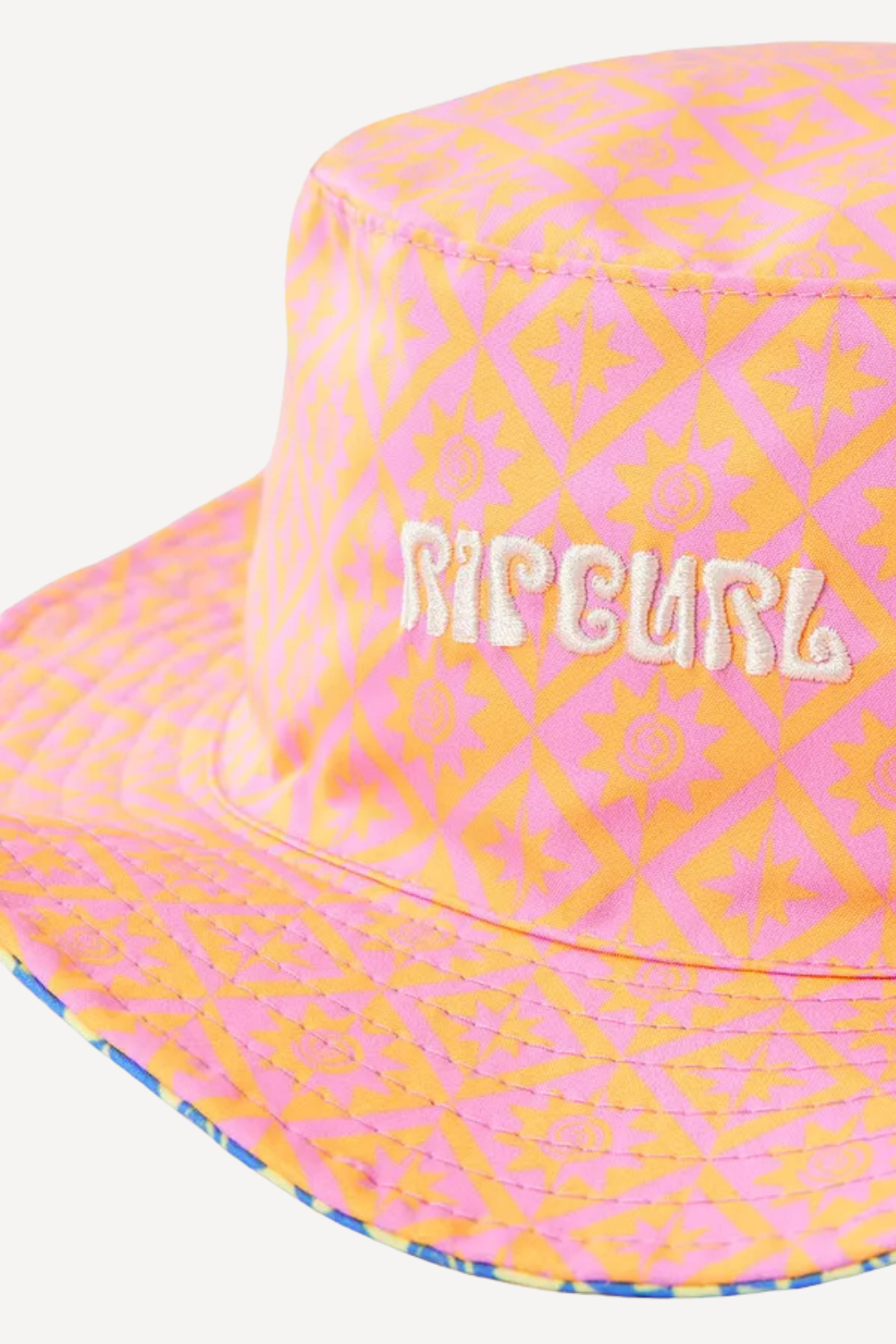 Chapeau de bain anti-UV rose et orange UPF 50+ de Rip Curl, idéal pour les journées ensoleillées.