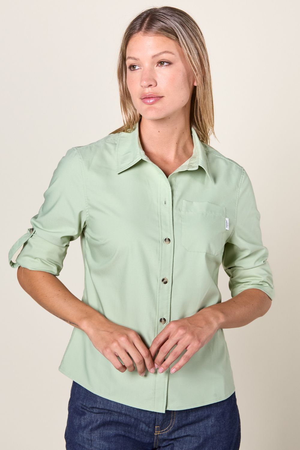 Chemise anti-UV verte Herbe Fraîche pour femme, avec manches retroussables, offrant protection solaire UPF50+.