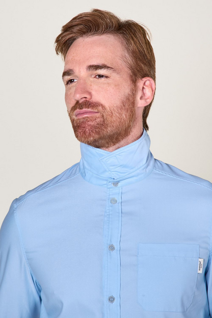 Chemise anti-UV bleu clair pour homme, col montant, UPF 50+, idéale pour une protection solaire en extérieur.