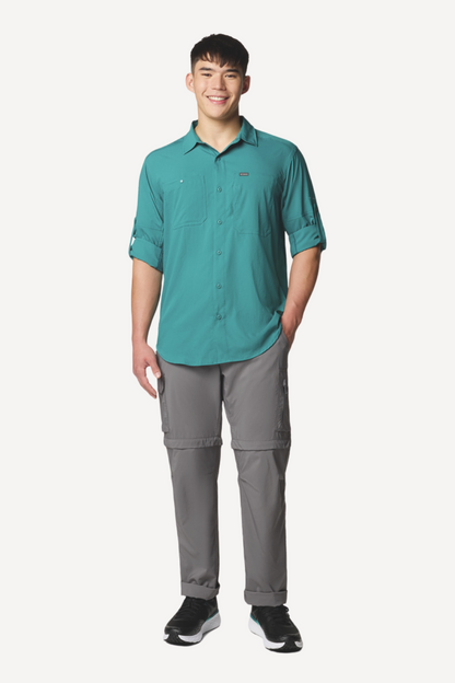 Homme portant une chemise anti-UV turquoise Columbia UPF50+, idéale pour la protection solaire en extérieur.