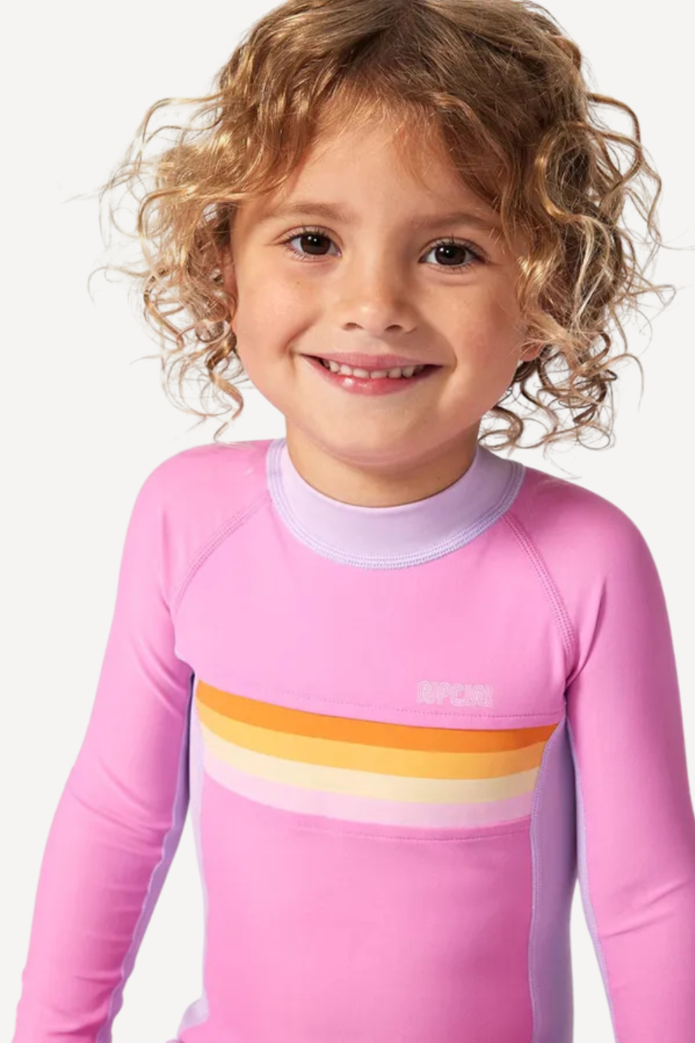 Maillot anti-UV pour fille, rose avec rayures, offrant protection solaire UPF 50+ pour jouer à la plage.