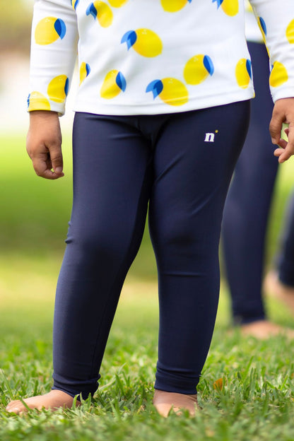 Legging de bain anti-UV enfant, coupe ajustée, coloris bleu marine, signalétique Nuvées, idéal pour jouer au soleil.