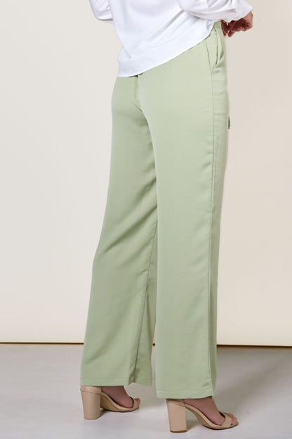 Pantalon anti-UV vert clair UPF 50+ pour femme, léger et élégant, parfait pour se protéger du soleil au quotidien.