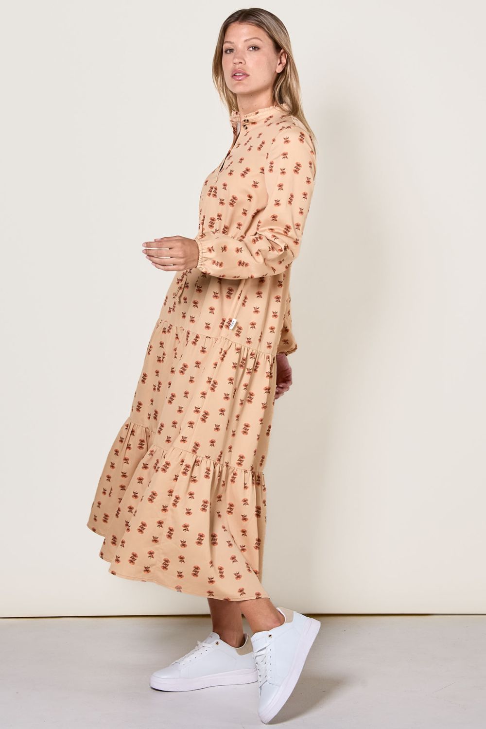 Robe longue anti-UV en beige à motifs coquelicots pour femme, élégante et confortable, offrant une protection solaire UPF 50+.