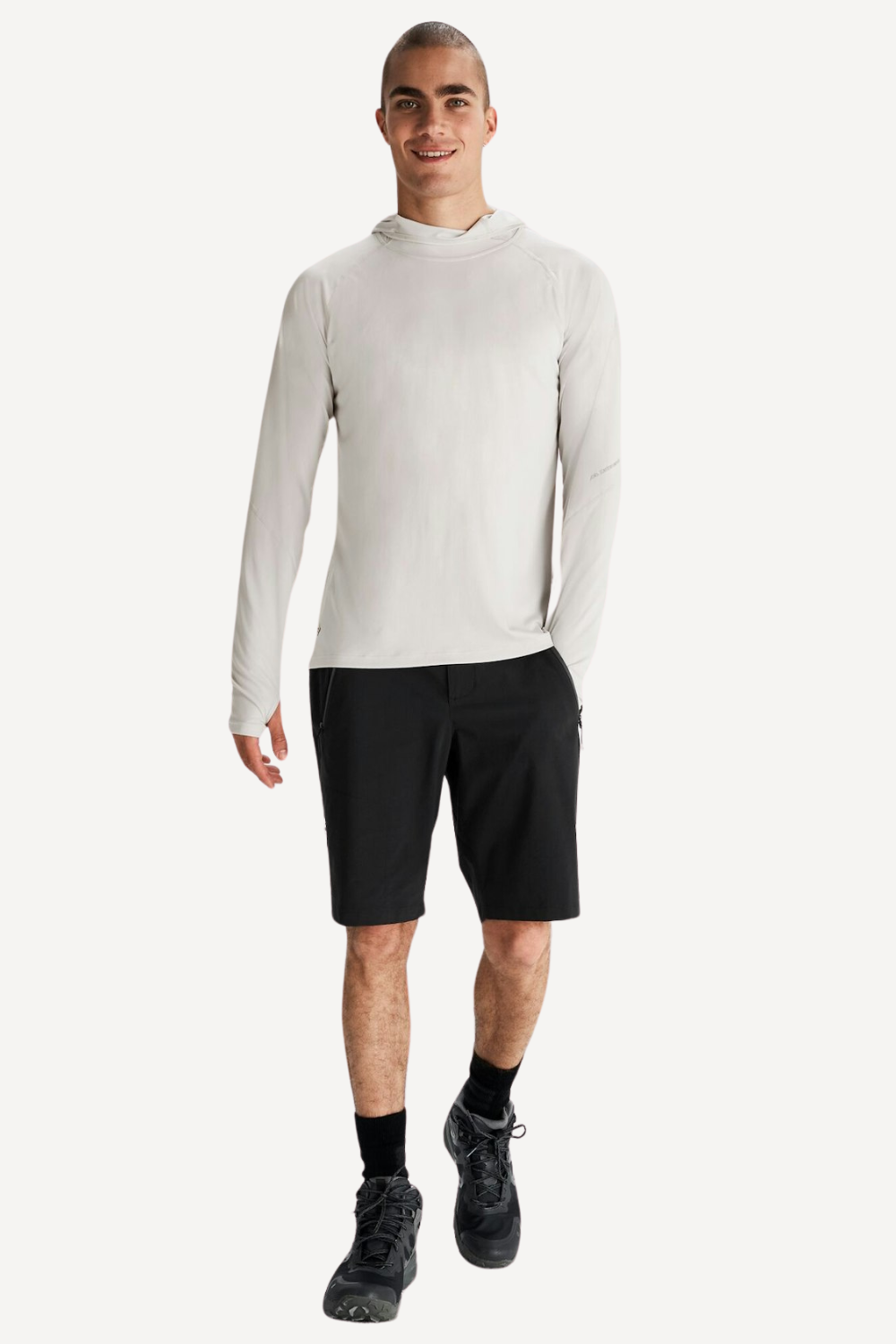 Homme portant un sweat-shirt anti-UV léger UPF 50+, idéal pour activités sportives en extérieur.