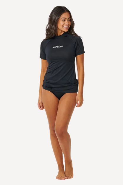 T-shirt de bain anti-UV noir UPF50+ pour femme, léger et élégant, parfait pour les activités ensoleillées.