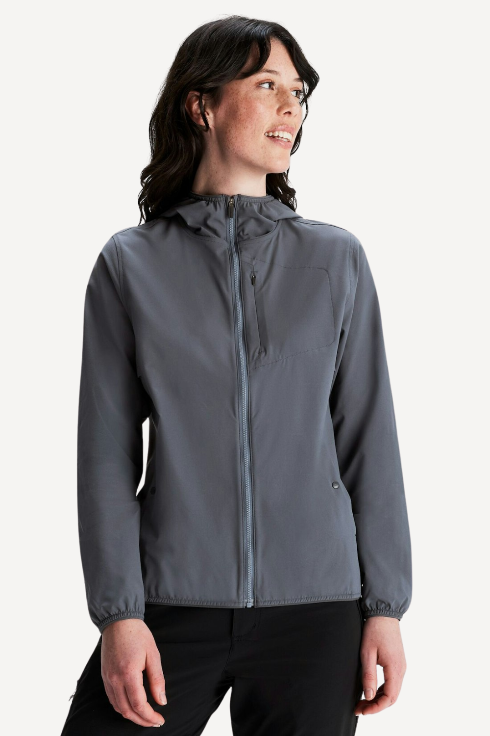 Veste anti-UV femme en gris, légère et respirante avec protection UPF 50+, idéale pour randonnées au soleil.