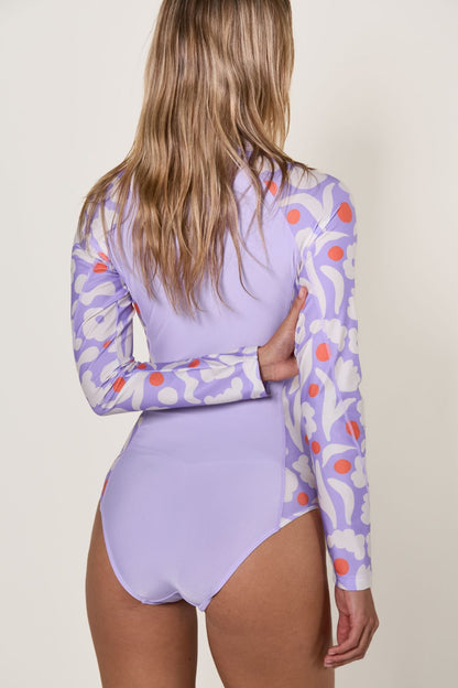 Maillot de bain anti-UV violet avec manches longues pour femme, protection solaire UPF 50+, élégant et léger.