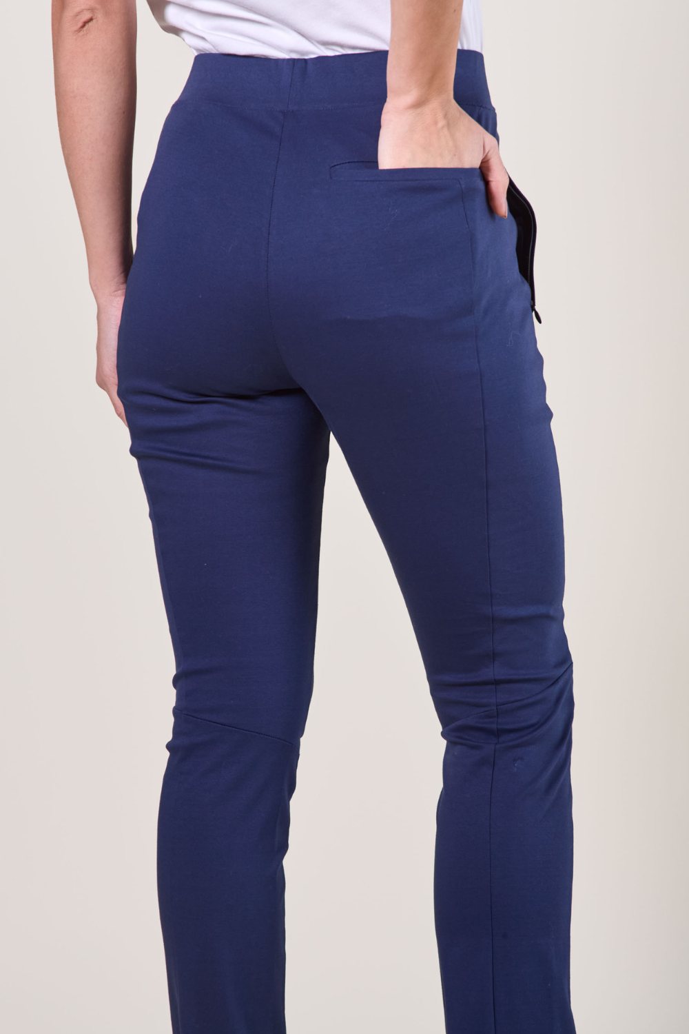 Pantalon anti-UV bleu pour femme, léger et élégant, offrant une protection solaire UPF 50+ pour toutes les aventures.